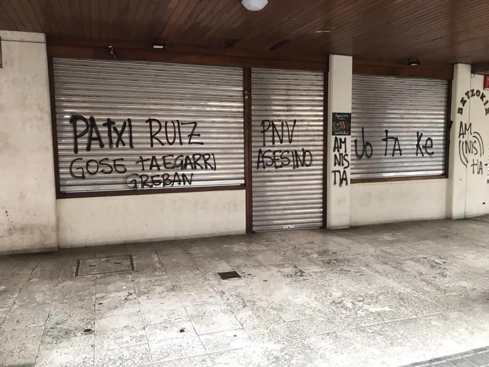 Sopelako Batzokian, PSEren egoitzan eta elizan egindako pintadak gaitzetsi ditu Udaleko Bozeramaileen Batzordeak
