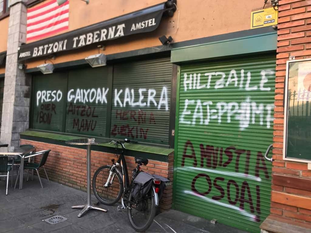 Preso gaixoak herriratzeko eskatzen dituzten pintaketak agertu dira Algortako Batzokian