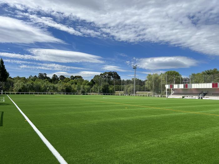 Bolue eta Gobelako futbol-zelaiek eta Fadurako erabilera anitzeko zelaiak belar artifizialeko zelai berria dute