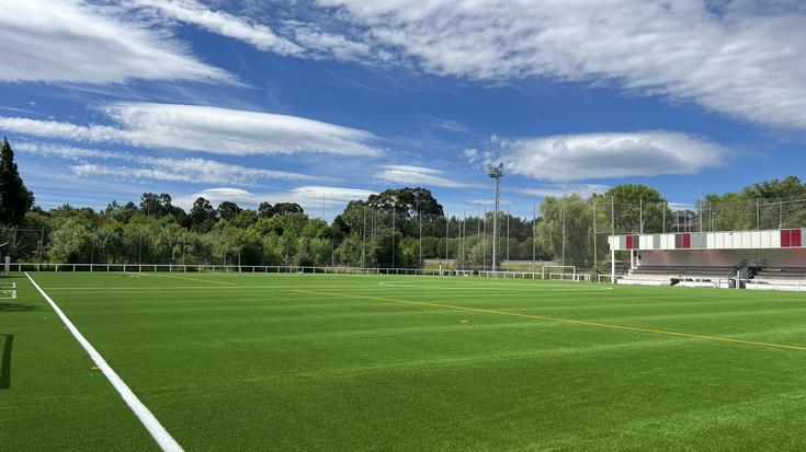 Bolue eta Gobelako futbol-zelaiek eta Fadurako erabilera anitzeko zelaiak belar artifizialeko zelai berria dute