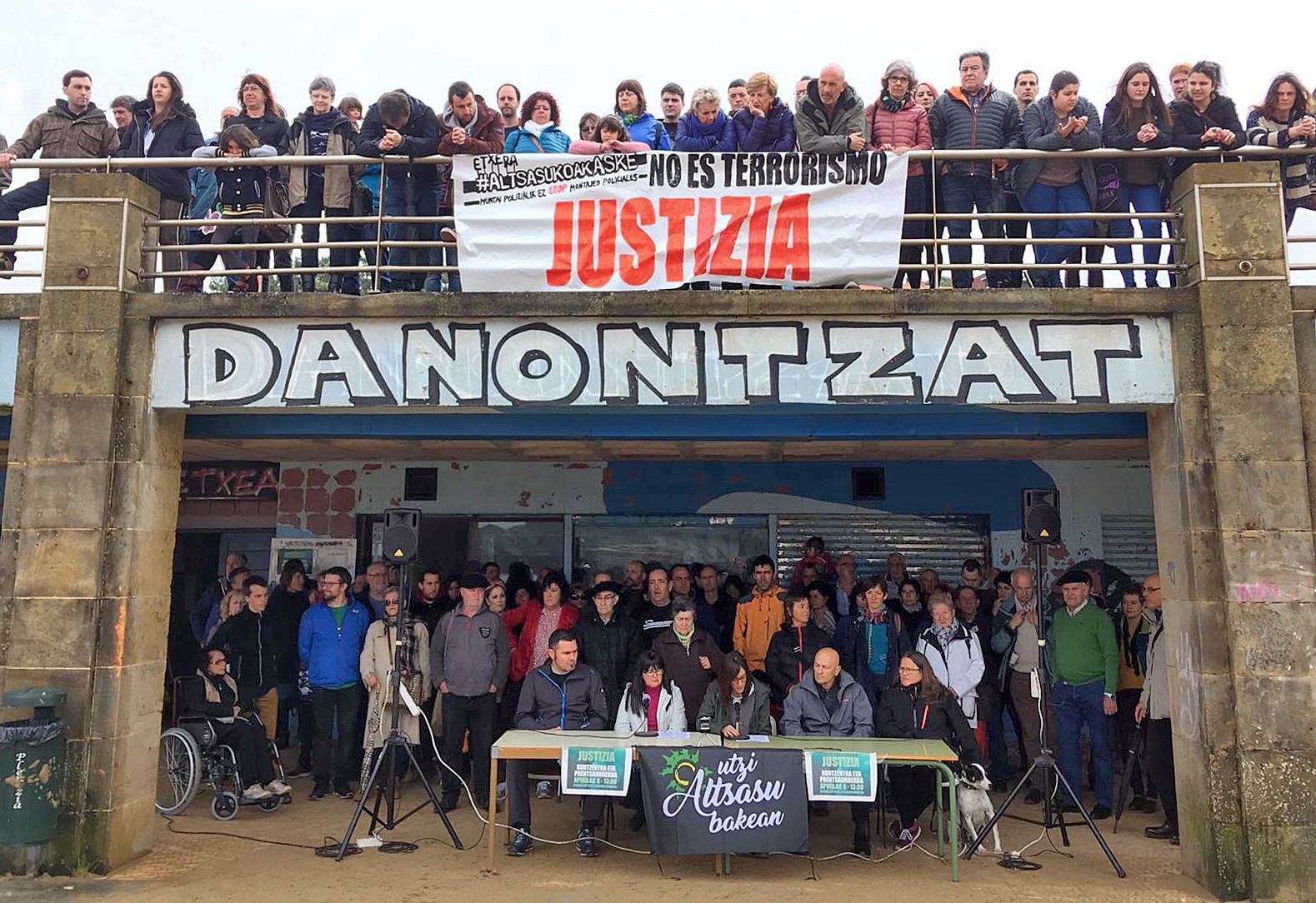 Altsasuko gazteen aldeko zapatuko manifestaziora joateko deia egin dute ehunaka auzokidek
