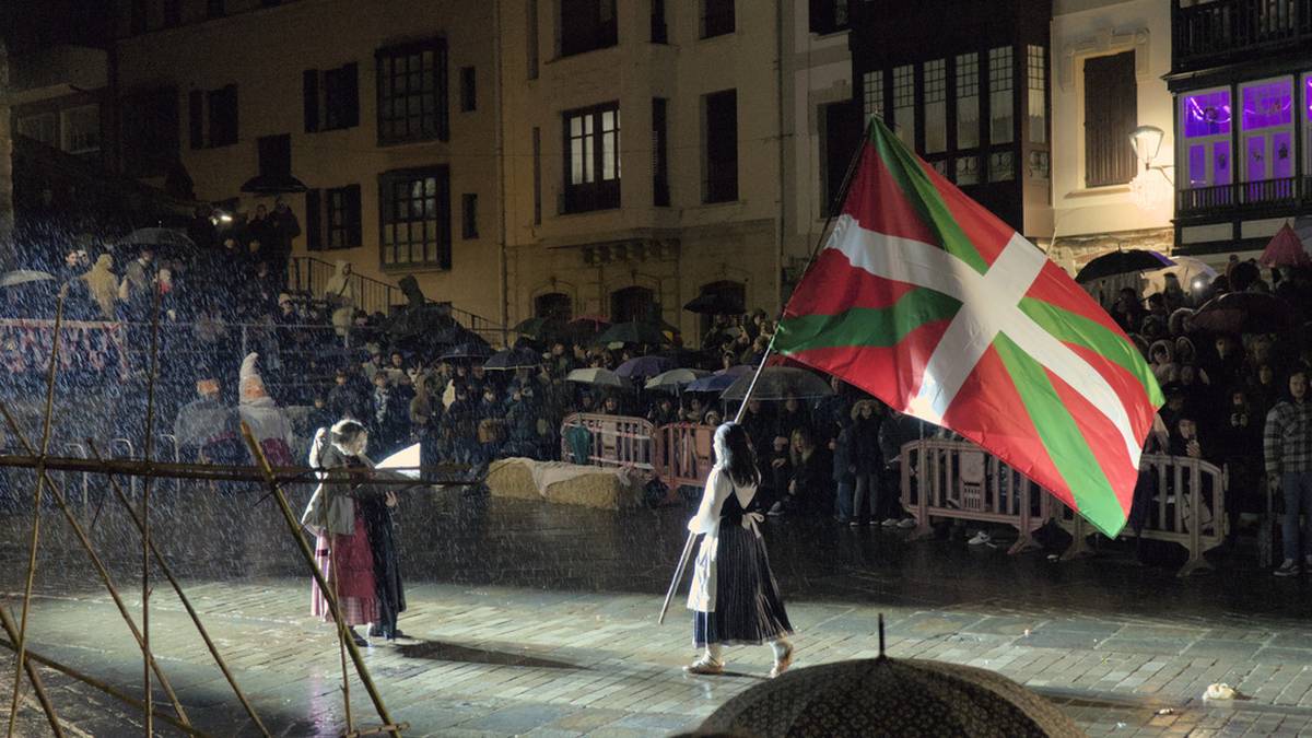 Olentzero eta Mari Domingiri harrera ikusgarria egin diote Plentzian