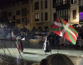 Olentzero eta Mari Domingiri harrera ikusgarria egin diote Plentzian