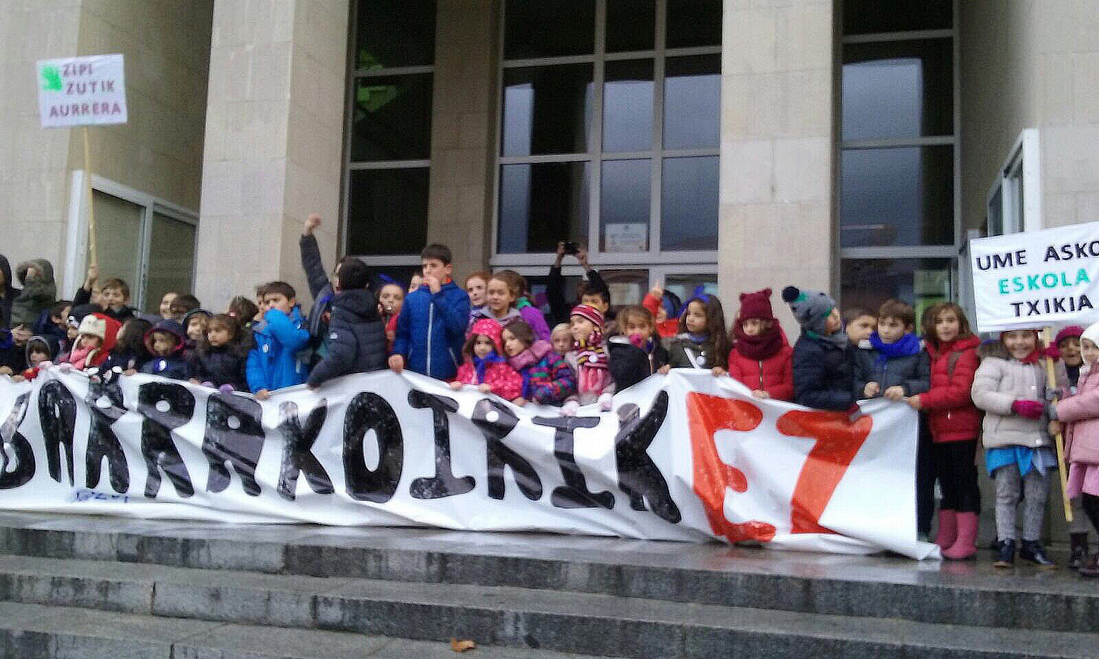 Zipiriñeko dozenaka gurasok eta ikaslek manifestazioa egin dute