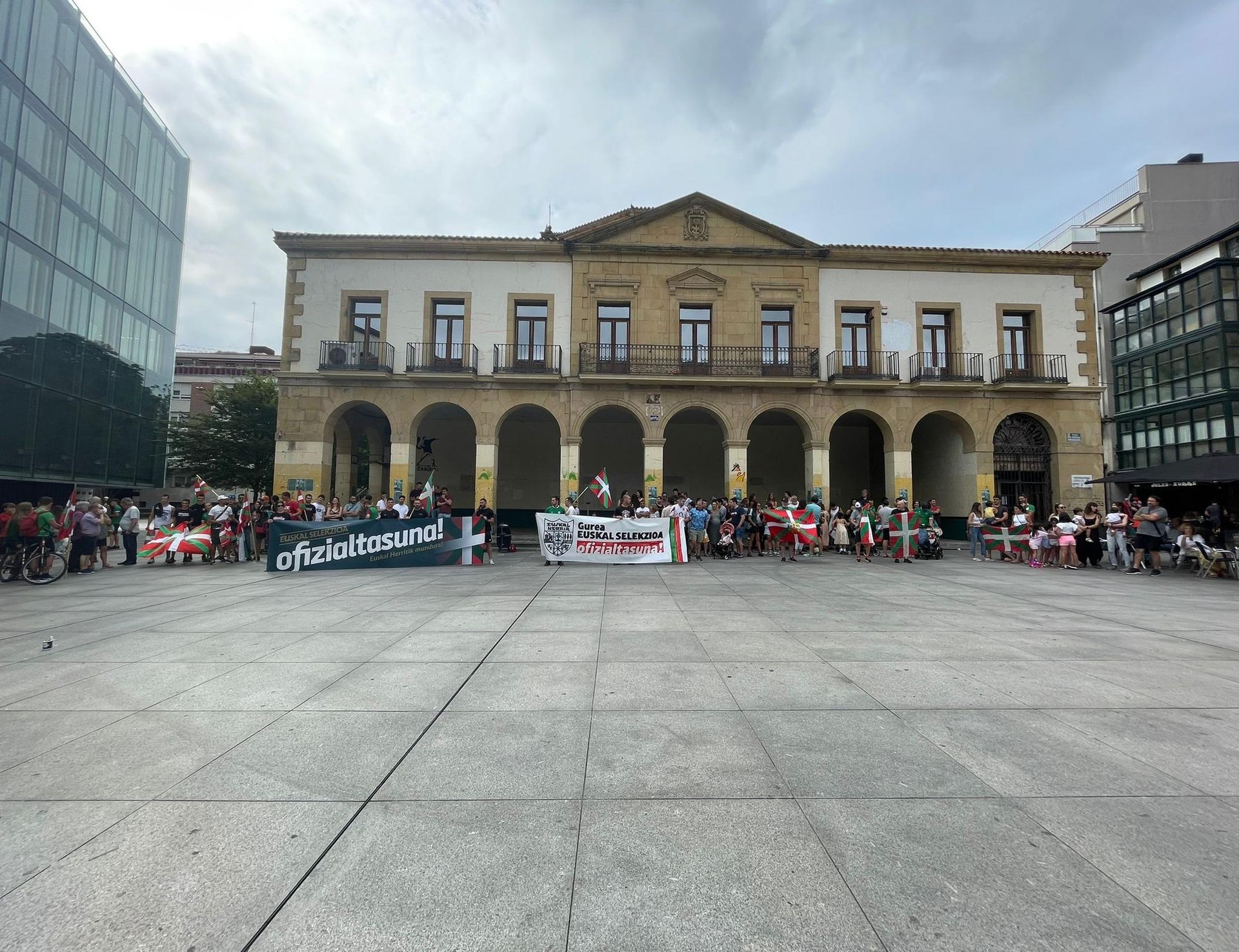 "Espainolismoaren" normalizazioa kritikatu eta Euskal Herriko selekzioa aldarrikatu dute Algortan