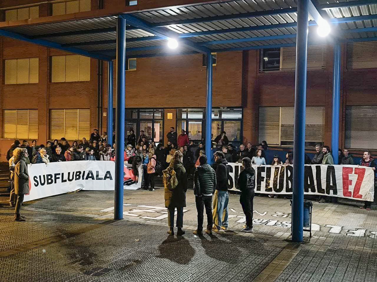 Ikasleen osasuna jokoan, subflubialaren aurkako protesta egin dute Artatza-Romon institutuan