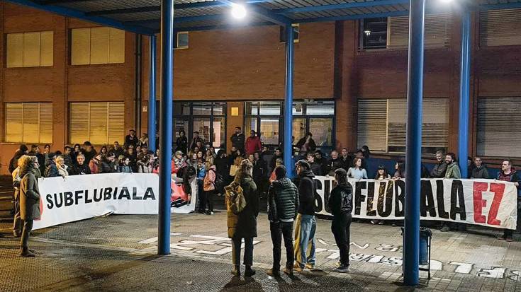Ikasleen osasuna jokoan, subflubialaren aurkako protesta egin dute Artatza-Romon institutuan