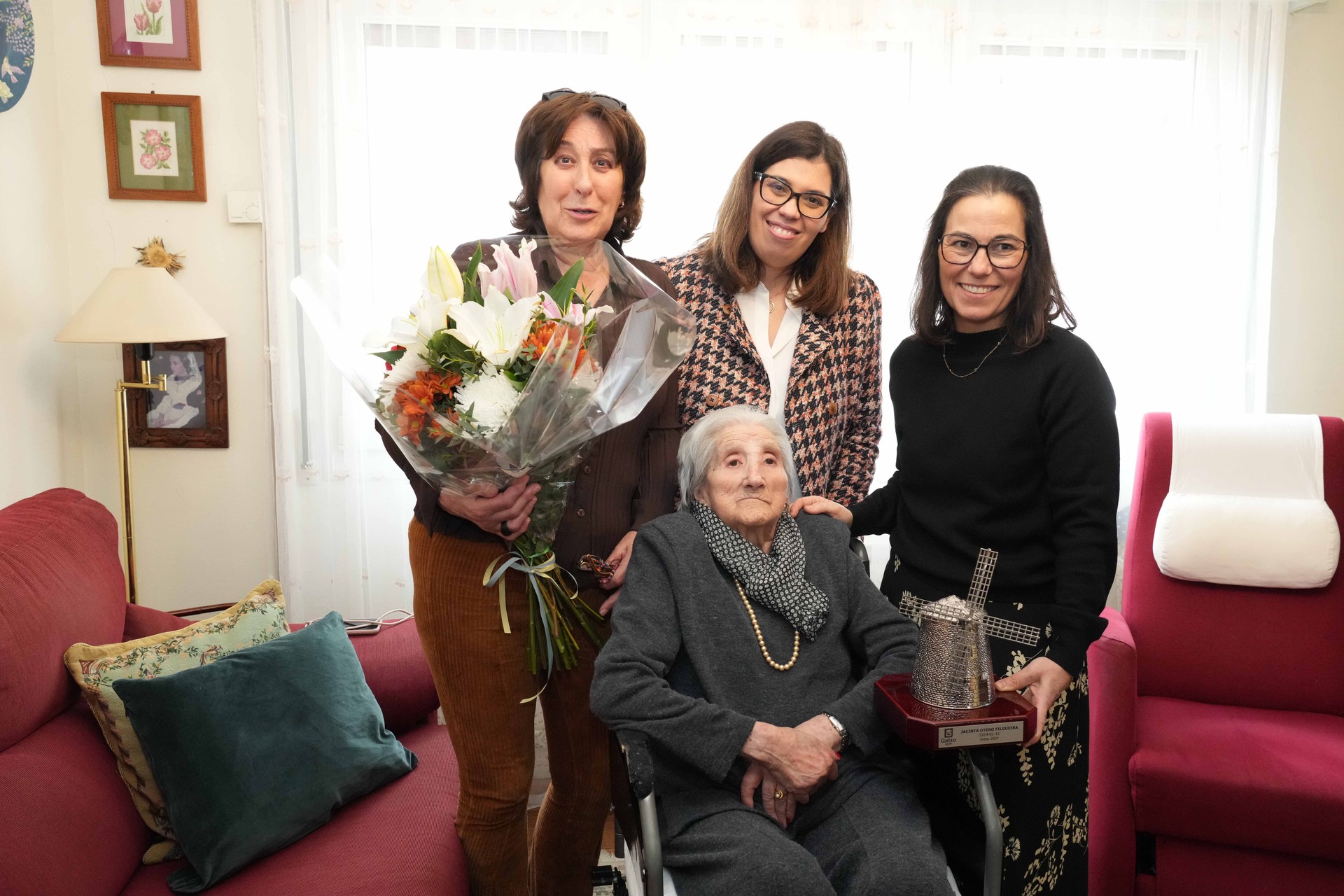 Jacinta Otero Filgueira auzokidea bisitatu dute Getxoko agintariek bere 100 urtebetetzeagatik
