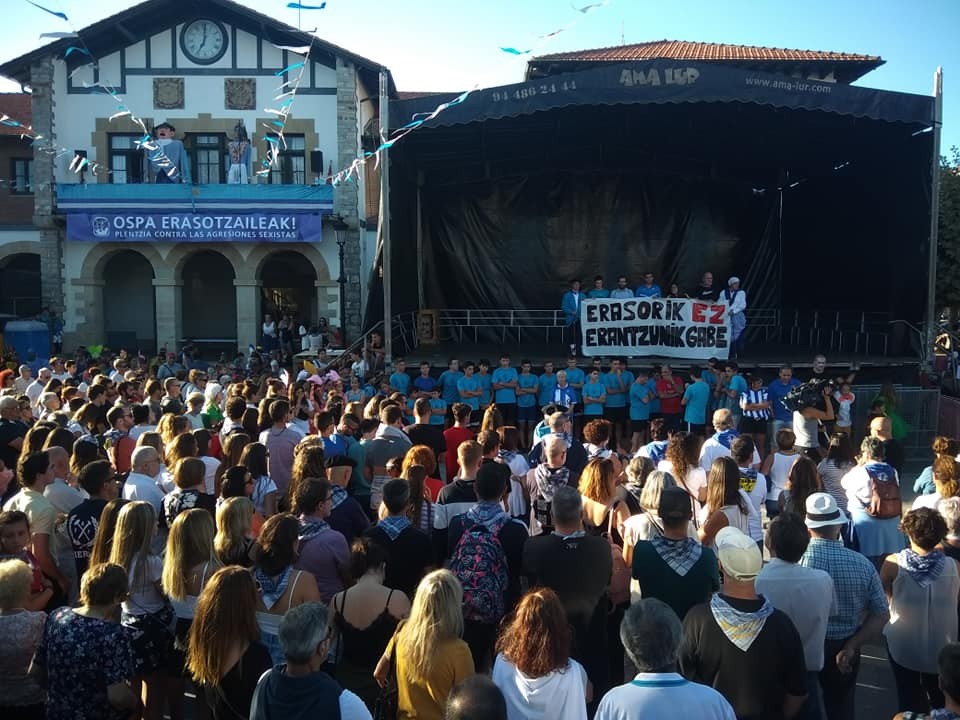 Dozenaka lagunek domekako erasoa eta jazarpena gaitzetsi dute Plentzian