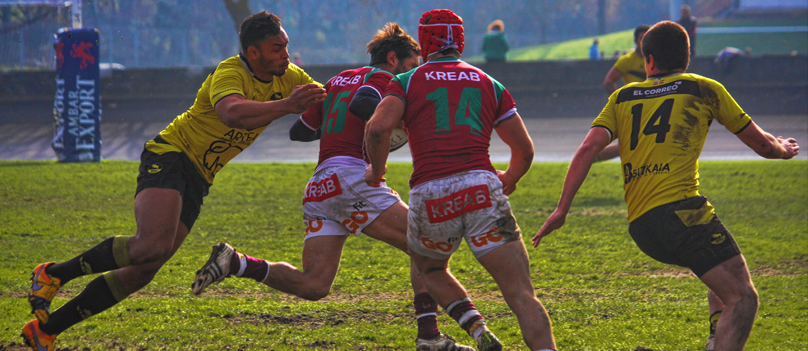 Getxo Rugby Taldeak galtzen segitzen du, jokoa berpiztuta
