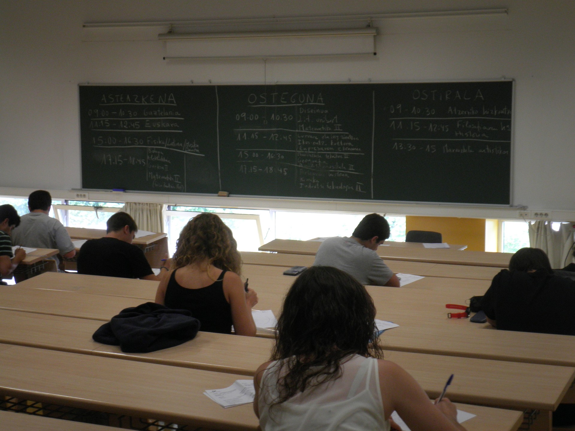Unibertsitatera Sartzeko Ebaluazioa egiten dabiltza, EHUn