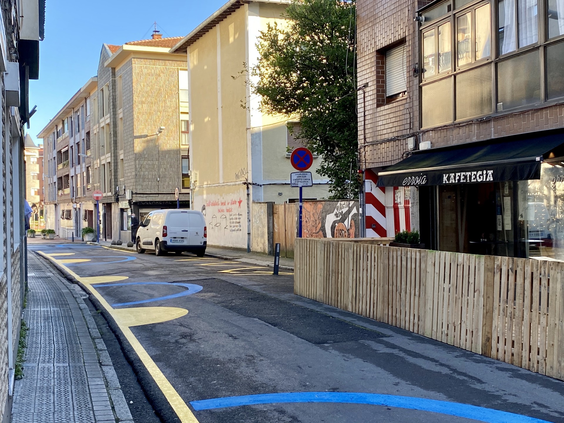 Eleizalde kalean aparkatzea eragotzi eta oinezkoei lehentasuna eman diete