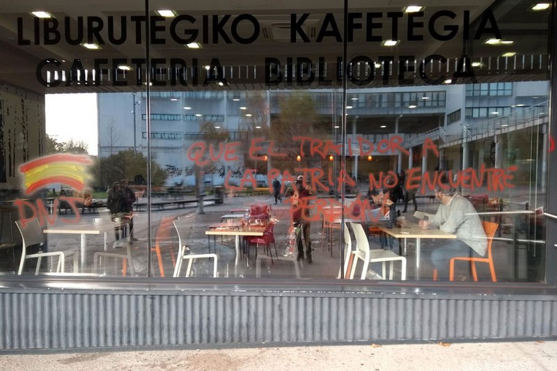 Pintaketa faxistak egin dituzte Leioako campusean