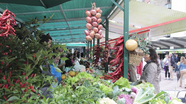 [Argazki-bilduma] Lehenengo mailako produktuak eros daitezke orduotan, Algortako San Lorentzo azokan