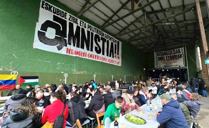 Ehunka lagun batu dira Urdulizen Berangoko 16 auzipetuei babesa adierazteko