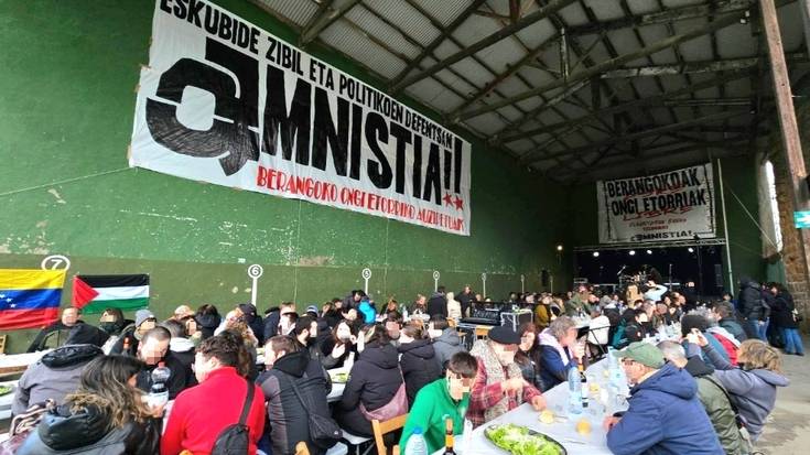 Ehunka lagun batu dira Urdulizen Berangoko 16 auzipetuei babesa adierazteko