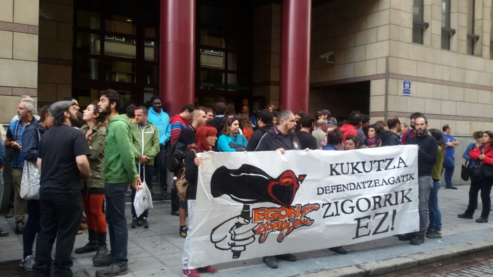Ehun pertsonek babesa adierazi diete Kukutzaren alde egiteagatik epaituko dituzten 19 lagunei