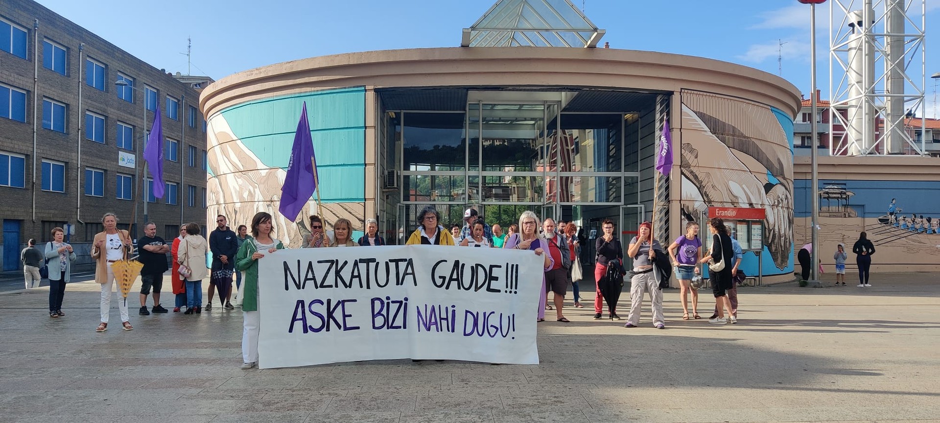 Emakume batek jasandako eraso matxista salatzeko elkarretaratzea egin dute Erandioko Altzaga auzoan
