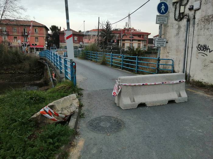 Asuako bizilagunek plataforma berria sortu dute, Erandioko Udalak itxitako zubia berriro zabal dezan eskatzeko