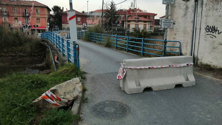 Asuako bizilagunek plataforma berria sortu dute, Erandioko Udalak itxitako zubia berriro zabal dezan eskatzeko