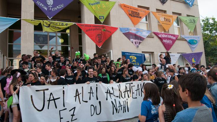 Udalak “ipinitako trabak” salatu dituzte Sopelako kuadrillek