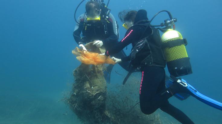 Hainbat urpekari boluntariok 50 kilo zabor batu dituzte Algortako Portu Zaharrean