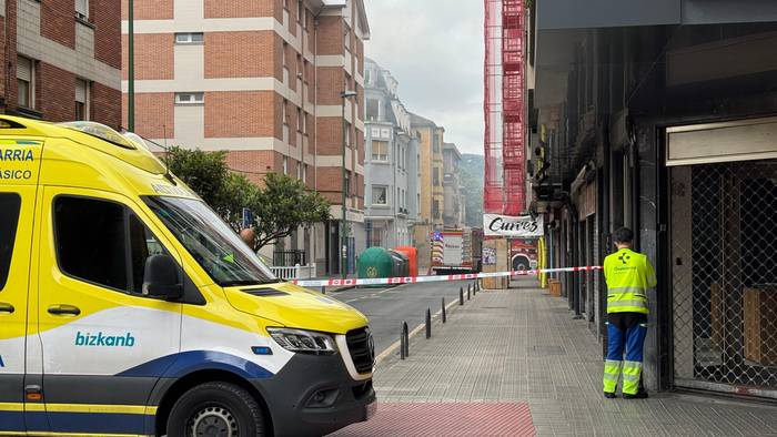 Areetako eraikin bateko bizilagunak etxetik atera dituzte koadro elektriko batean izandako sute baten ondorioz