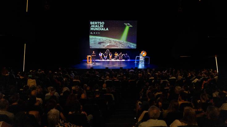 Bertsolaritzaren espazio-ontzia Muxikebarrin lurreratu da Bertso Jaialdi Mundialerako