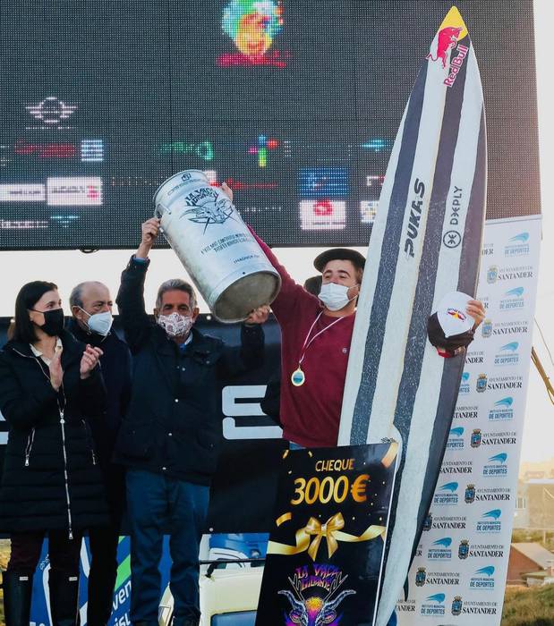 Natxo Gonzalez surflari plentziarrak La Vaca Gigante txapelketa irabazi du Santanderren