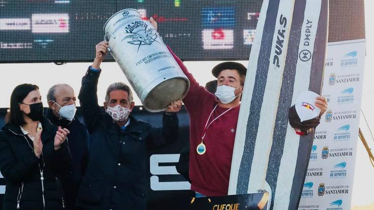 Natxo Gonzalez surflari plentziarrak La Vaca Gigante txapelketa irabazi du Santanderren