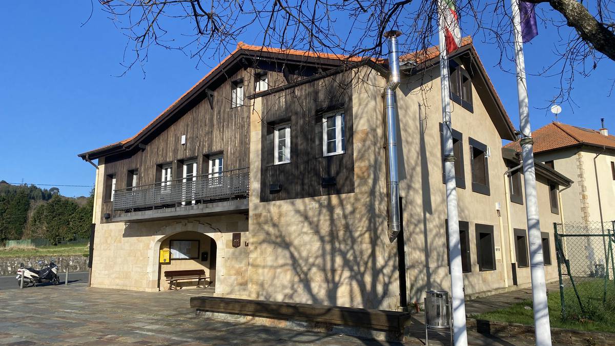 Desfibriladore automatikoak jarri dituzte Lemoizko hiru puntu estrategikoetan