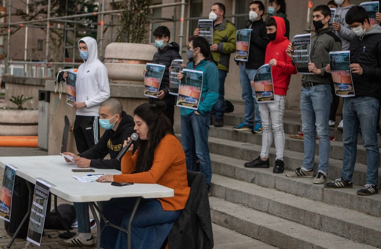 "Argi izan dezatela ez dugula beren jarrera baimenduko. Utzi gazteok bakean!"