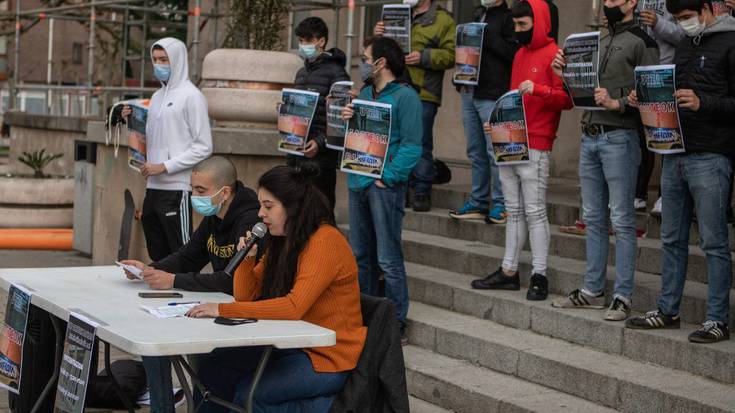 "Argi izan dezatela ez dugula beren jarrera baimenduko. Utzi gazteok bakean!"