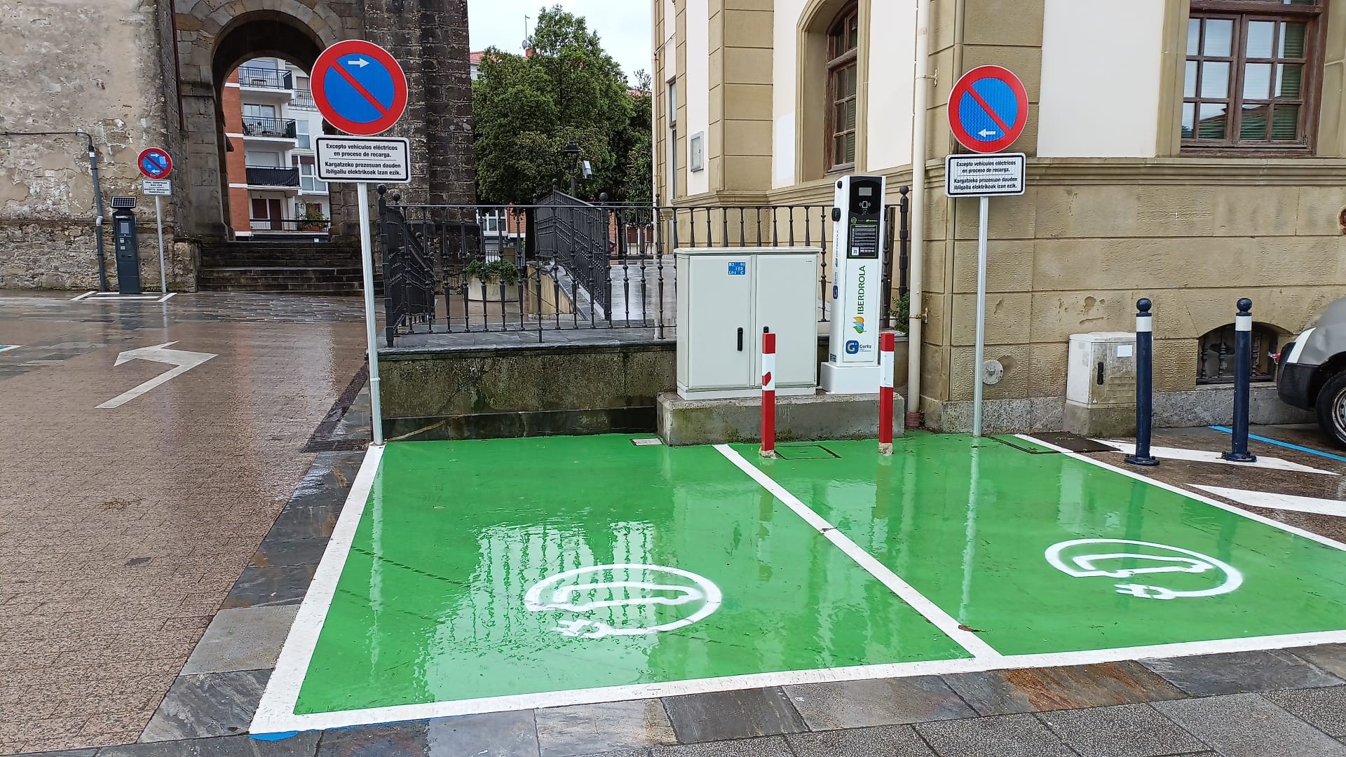 Martxan dago ibilgailu elektrikoak kargatzeko hornigailu berria, Gorlizen