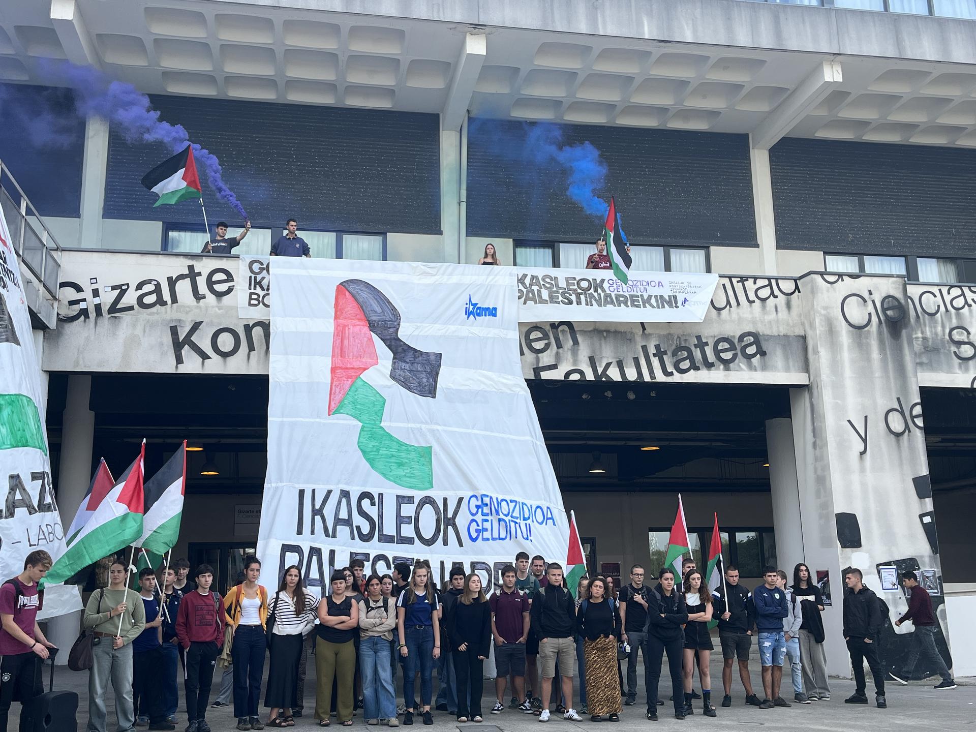 Ikasleek Palestinagaz bat egin dute Ikamak deitutako elkarretaratzeetan