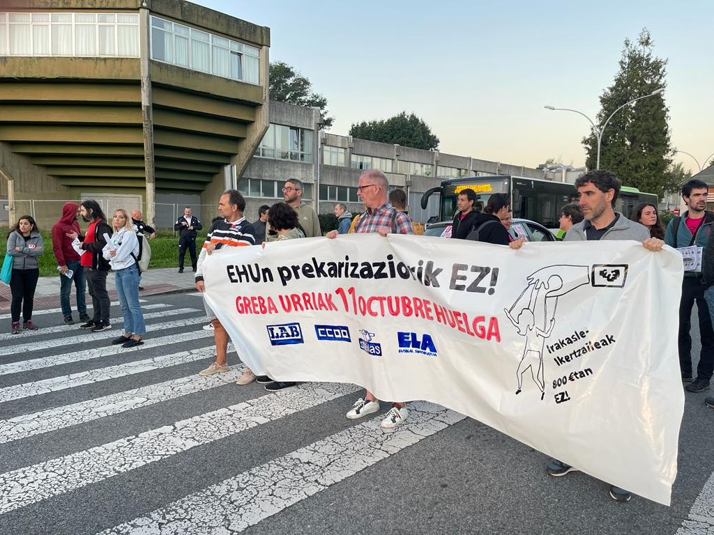 EHUko irakasle eta ikerlariek euren prekarietatea salatzeko greba egin dute gaur