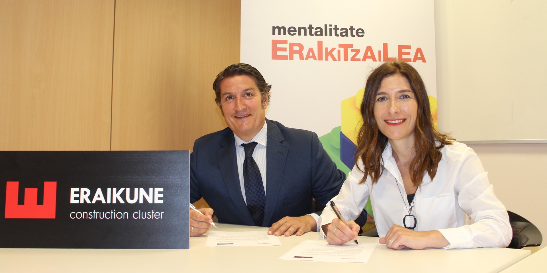 Indarrak batu dituzte eraikuntza-klusterrak eta tokiko euskal komunikabideek