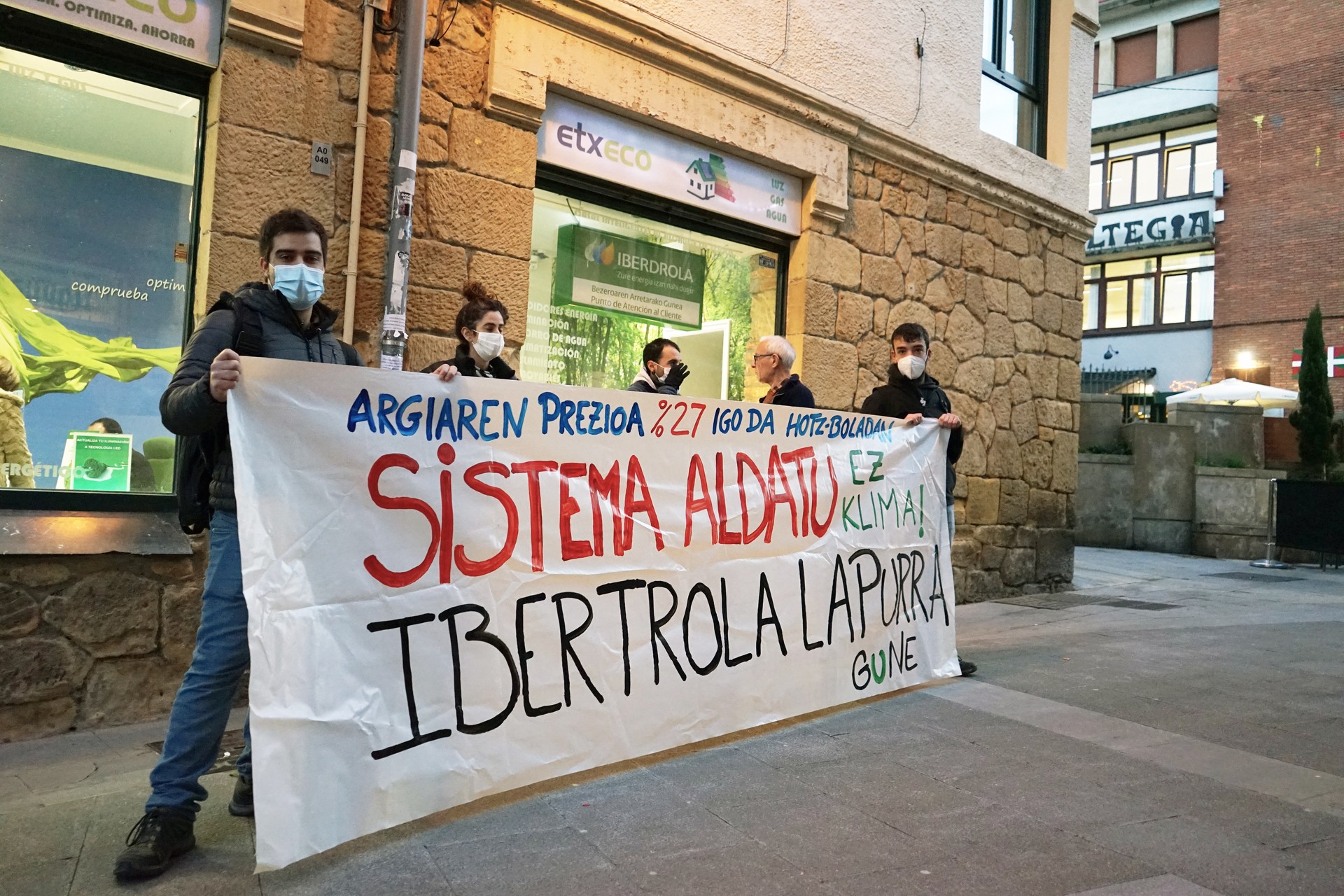 Elektrizitatearen garestitzea salatu dute Iberdrolak Algortan duen bezeroen arreta-bulegoan