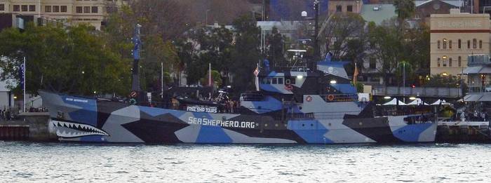 Sea Shepherd talde ekologistaren "Bob Barker" ontzia porturatu da Getxon