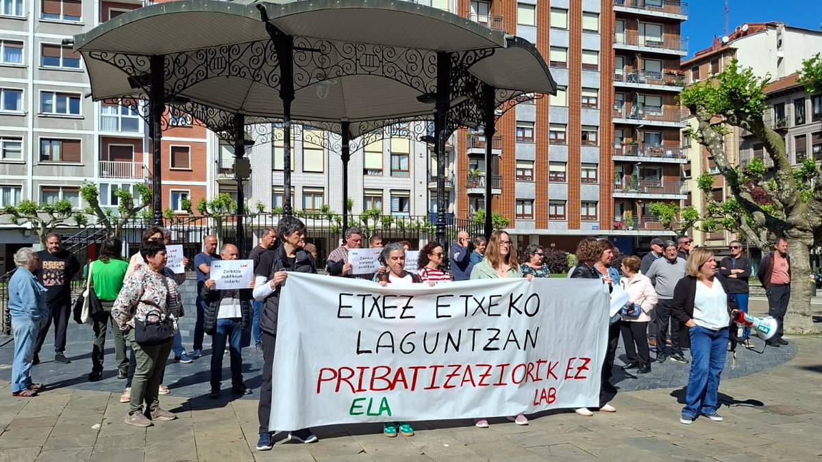 Erandioko udal-langileak etxez etxeko laguntza zerbitzuaren pribatizazioaren aurka mobilizatu dira