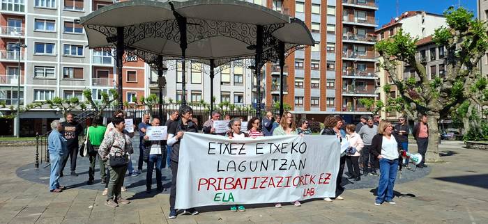 Erandioko udal-langileak etxez etxeko laguntza zerbitzuaren pribatizazioaren aurka mobilizatu dira