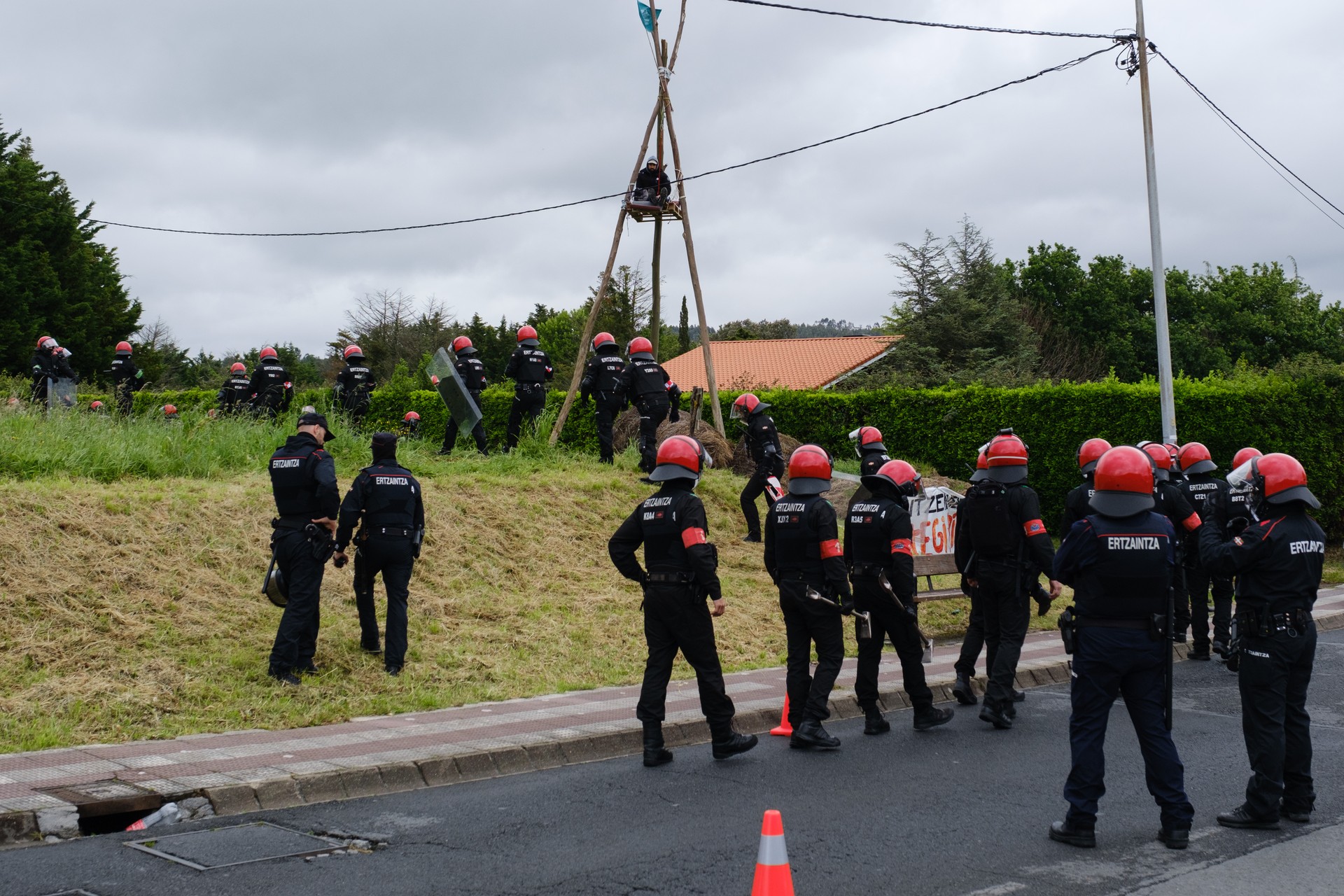 Otxantegi Herri Lurra hustu du Ertzaintzak