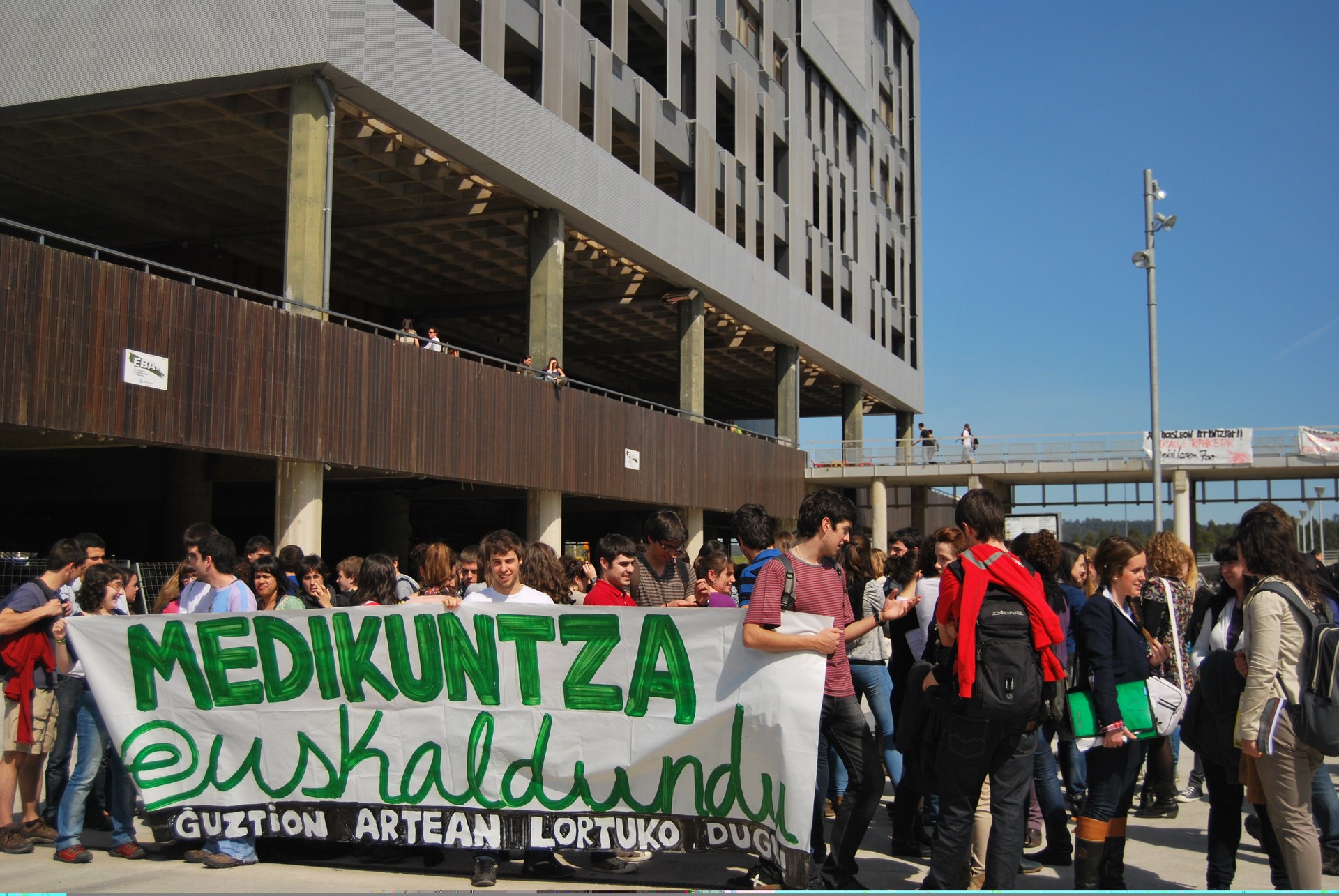 Medikuntza fakultatean euskarazko ikasketak bultzatzea eskatu du EH Bilduk