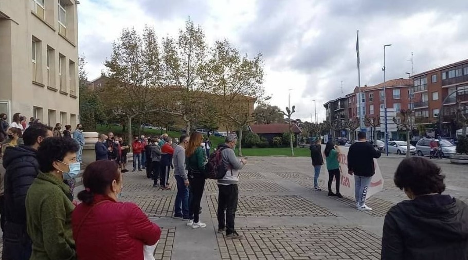 "SOS ostalaritza eta dendak" aldarrikatu dute Sopelan
