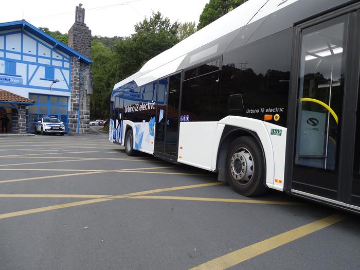Bizkaibus autobus elektrikoak probatzen hasi da hainbat ibilbidetan, batzuk Uribe Kostakoak