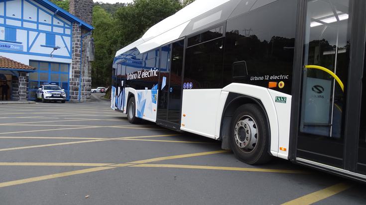 Bizkaibus autobus elektrikoak probatzen hasi da hainbat ibilbidetan, batzuk Uribe Kostakoak