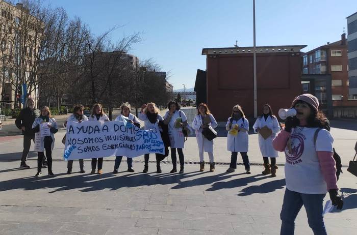 Leioako Etxez etxeko Laguntza Zerbitzuko langileek euren aldarrikapenak plazaratu dituzte