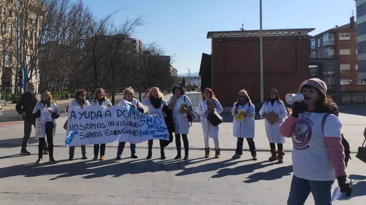 Leioako Etxez etxeko Laguntza Zerbitzuko langileek euren aldarrikapenak plazaratu dituzte