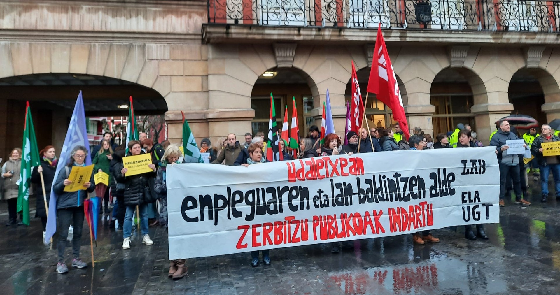 Erandioko udal-langileek kontziliazio-plan bat negoziatzeko eskatu dute Udalaren osoko bilkuran