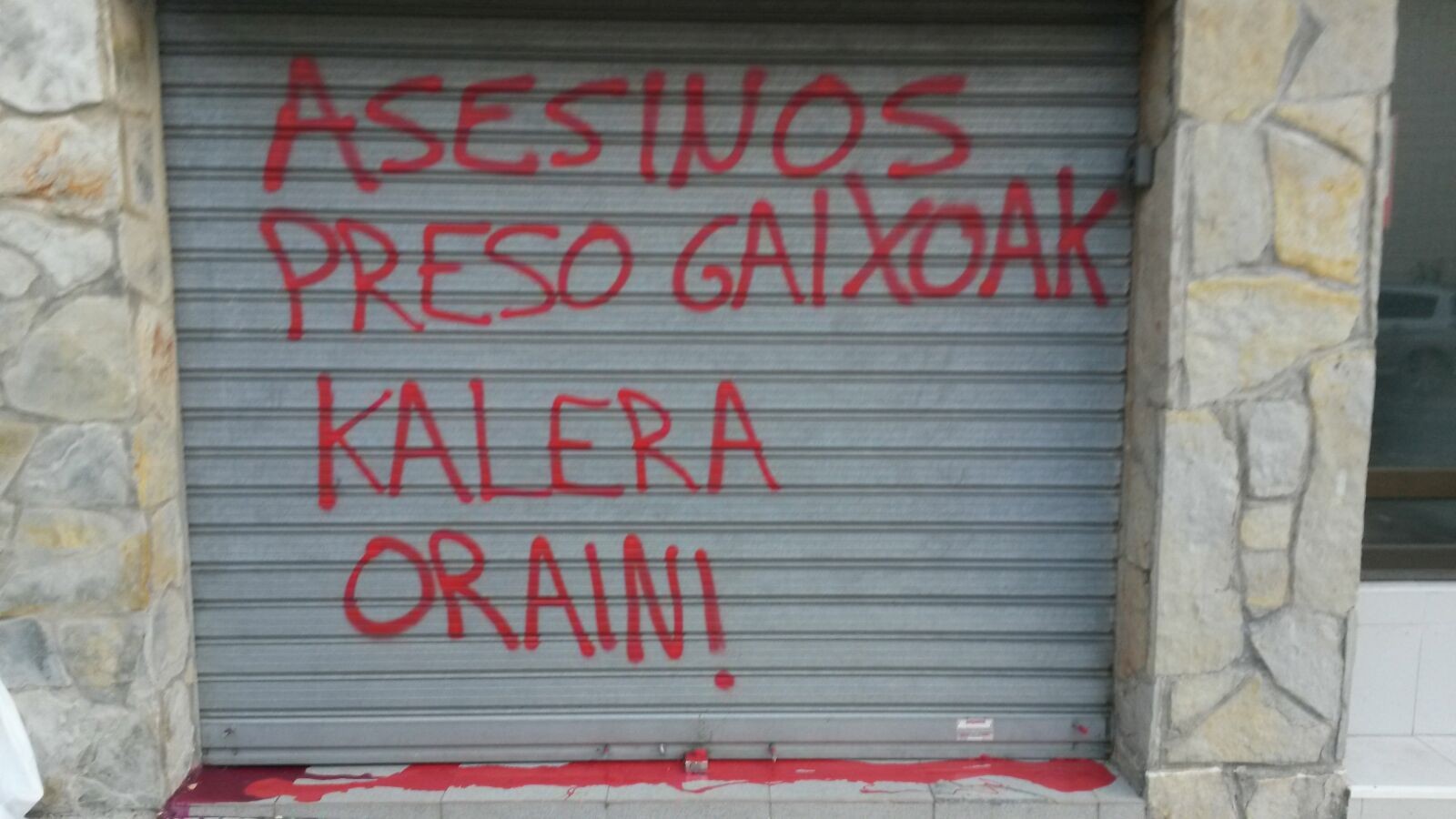 Preso gaixoen kaleratzea eskatzen duen pintada agertu da Sopelako PSE-EEren egoitzan